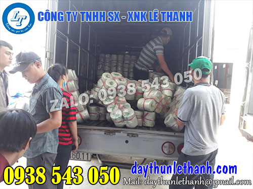 Xếp hàng lên xe đi giao cho khách Xếp hàng lên xe đi giao cho khách