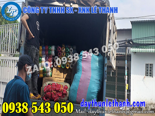 Xuất hàng lên xe giao cho khách tại kho hàng Lê Thanh Xuất hàng lên xe giao cho khách tại kho hàng Lê Thanh