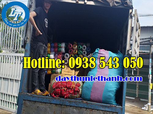 Cảnh xếp hàng lên xe chuẩn bị đi giao cho khách Cảnh xếp hàng lên xe chuẩn bị đi giao cho khách