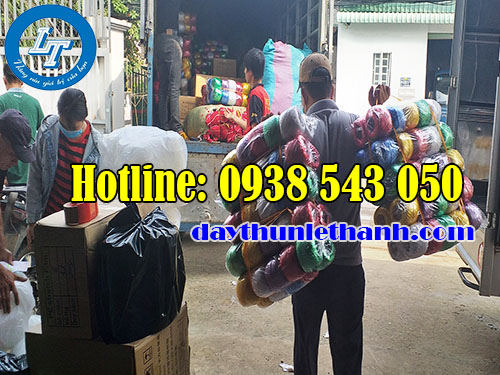 Bốc hàng lên xe tải giao cho khách tại kho Lê Thanh Bốc hàng lên xe tải giao cho khách tại kho Lê Thanh