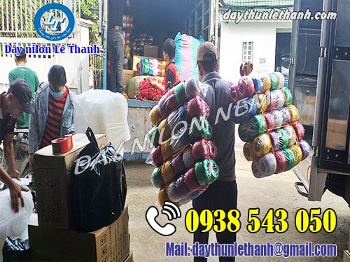 Xếp hàng lên xe chuẩn bị giao cho khách sỉ Xếp hàng lên xe chuẩn bị giao cho khách sỉ