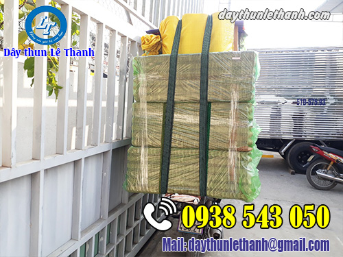 Dây ràng cố định hàng hóa sau xe máy chắc chắn, an toàn. Dây ràng cố định hàng hóa sau xe máy chắc chắn, an toàn.