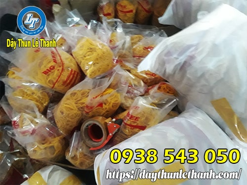 Đóng dây thun màu vàng cho khách tại Lê Thanh Dây thun cao su