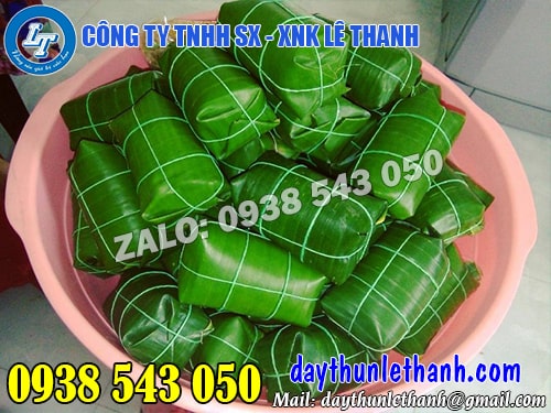 Dây thun màu xanh gói nem chắc chắn, an toàn. Dây thun màu xanh