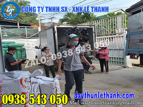 Lên hàng dây nilon để giao cho khách Lên hàng dây nilon để giao cho khách