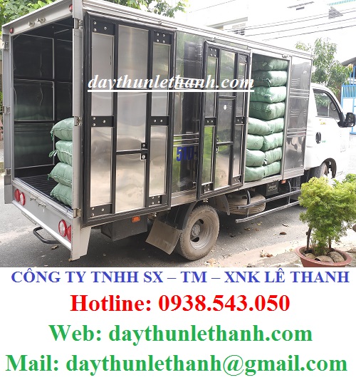 Xe tải chở hàng đi giao khách