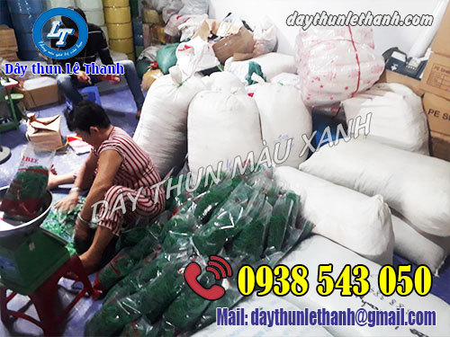 Đóng gói dây thun màu xanh cho khách sỉ tại kho Lê Thannh Dây thun màu xanh đóng bịch 500gam