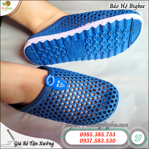 Dép nhựa bít mũi chống trơn an toàn khi đi nền ướt. Dép nhựa bít mũi chống trơn an toàn khi đi nền ướt.