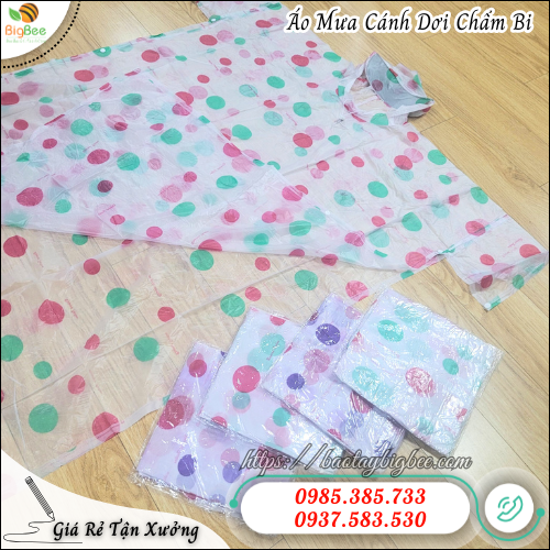 Áo mưa nhựa dẻo chống thấm giúp di chuyển an toàn. Áo mưa nhựa dẻo chống thấm giúp di chuyển an toàn.