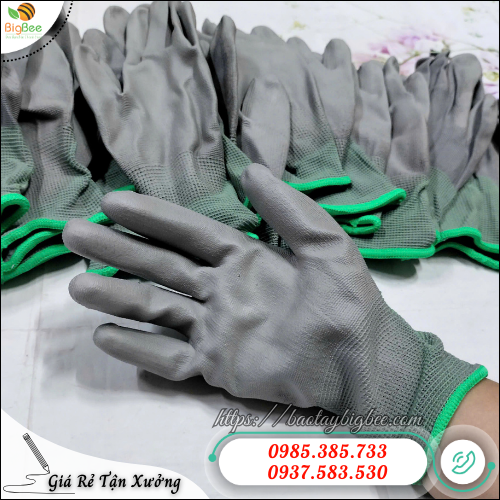 Găng tay bảo hộ phủ PU lòng bàn tay xám bền chắc. Găng tay bảo hộ phủ PU lòng bàn tay xám bền chắc.