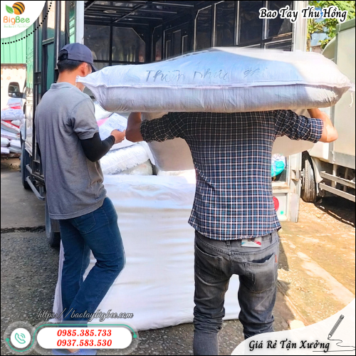 Cảnh Bốc Xếp Găng Tay Phủ Sơn Chuẩn Bị Giao Khách Tại Kho. Cảnh Bốc Xếp Găng Tay Phủ Sơn Chuẩn Bị Giao Khách Tại Kho.