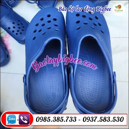 Dép nhựa đi mưa có hạt maxa lòng bàn chân. Dép nhựa đi mưa có hạt maxa lòng bàn chân.