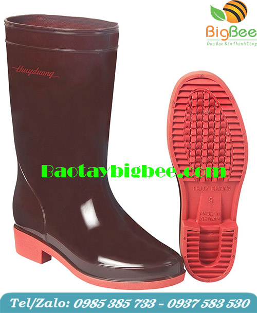 Ủng màu nâu socola. Ủng màu nâu socola.