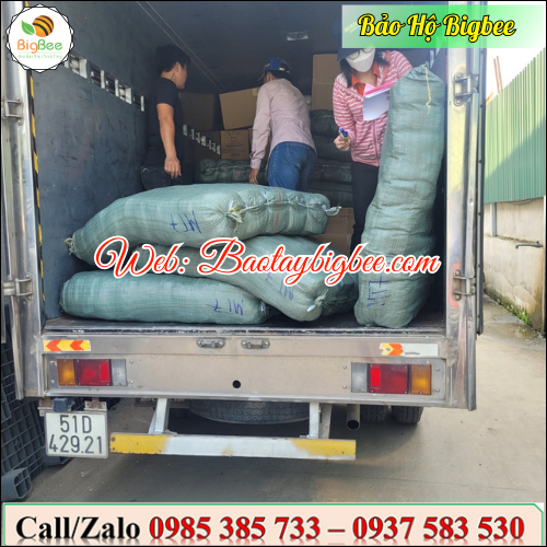 ...Nhân viên Thu Hồng giao bao tay muối tiêu giá rẻ đi tỉnh... ...Nhân viên Thu Hồng giao bao tay muối tiêu giá rẻ đi tỉnh...