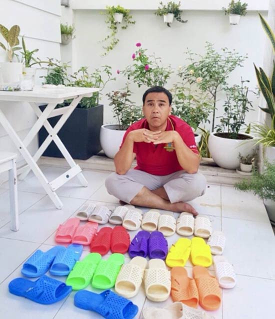Hình ảnh MC Quyền Linh và bộ sưu tập dép tổ ong của mình Hình ảnh MC Quyền Linh và bộ sưu tập dép tổ ong của mình