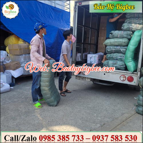 ...Nhân viên Thu Hồng giao bao tay muối tiêu giá rẻ đi tỉnh... ...Nhân viên Thu Hồng giao bao tay muối tiêu giá rẻ đi tỉnh...