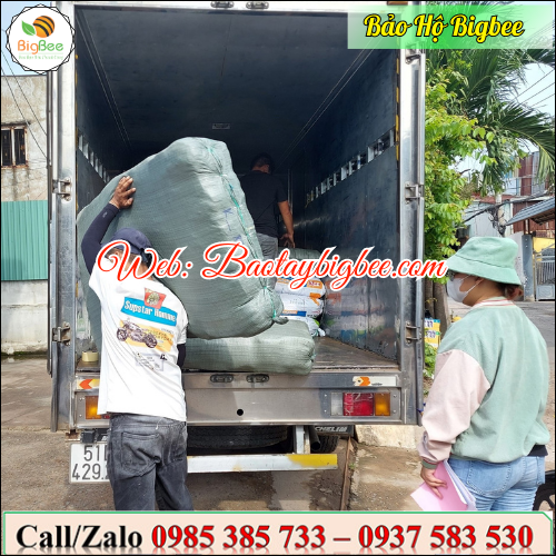 ..Nhân viên Thu Hồng soạn đơn giao bao tay bảo hộ cho khách.. ..Nhân viên Thu Hồng soạn đơn giao bao tay bảo hộ cho khách..