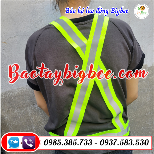 Mặt sau dây áo phản quang.  Mặt sau dây áo phản quang.