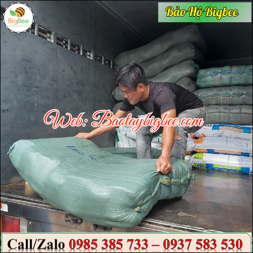 ..Nhân viên Thu Hồng soạn đơn giao bao tay bảo hộ cho khách.. ..Nhân viên Thu Hồng soạn đơn giao bao tay bảo hộ cho khách..