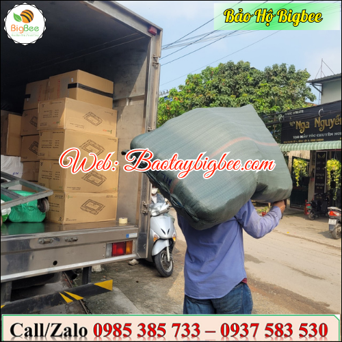 ...Nhân viên Thu Hồng giao bao tay muối tiêu giá rẻ đi tỉnh... ...Nhân viên Thu Hồng giao bao tay muối tiêu giá rẻ đi tỉnh...