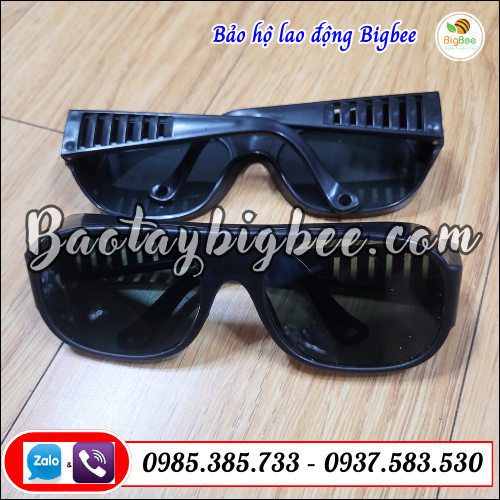 Gọng kính làm từ nhựa dẻo chịu được va đập và có độ bền cao. Gọng kính làm từ nhựa dẻo chịu được va đập và có độ bền cao.