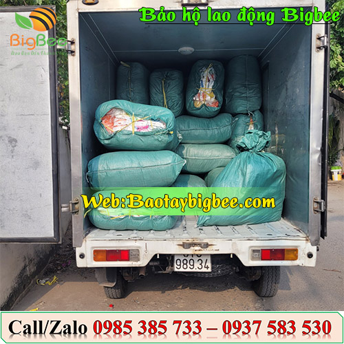 >Hình ảnh nhân viên Thu Hồng giao áo mưa đến Nha Trang< >Hình ảnh nhân viên Thu Hồng giao áo mưa đến Nha Trang<