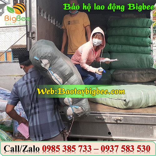 >Nhân viên Thu Hồng giao áo mưa cho khách< >Nhân viên Thu Hồng giao áo mưa cho khách<