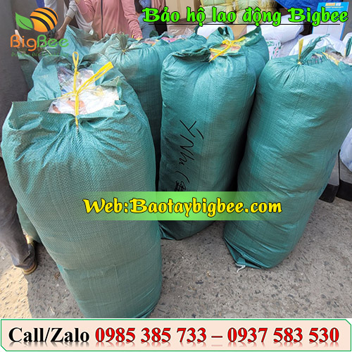 >Hình ảnh nhân viên Thu Hồng giao áo mưa đến Nha Trang< >Hình ảnh nhân viên Thu Hồng giao áo mưa đến Nha Trang<