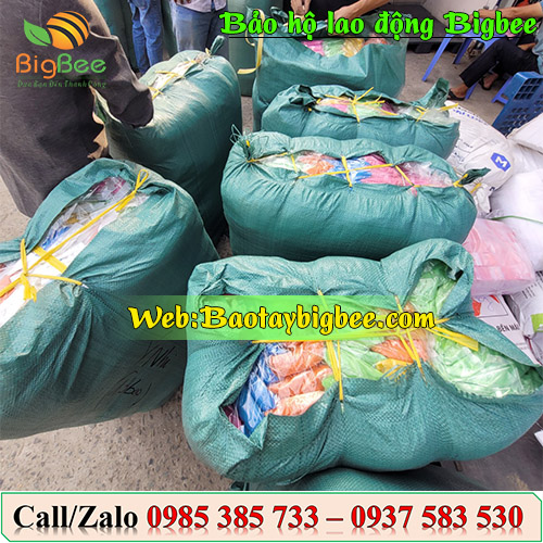 >Hình ảnh nhân viên Thu Hồng giao áo mưa đến Nha Trang< >Hình ảnh nhân viên Thu Hồng giao áo mưa đến Nha Trang<