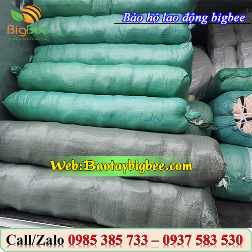 Nhân viên soạn đơn hàng bao tay - đồ bảo hộ để đi giao Nhân viên soạn đơn hàng bao tay - đồ bảo hộ để đi giao