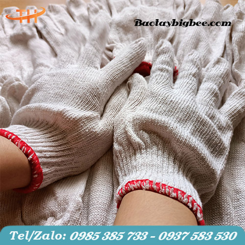 Mang bảo tay để bảo vệ tay khi làm việc Mang bảo tay để bảo vệ tay khi làm việc