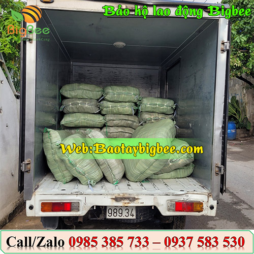 >>Hình ảnh nhân viên Thu Hồng soạn đơn bao tay đi giao cho khách >>Hình ảnh nhân viên Thu Hồng soạn đơn bao tay đi giao cho khách