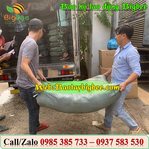 >>Hình ảnh nhân viên Thu Hồng soạn đơn bao tay đi giao cho khách >>Hình ảnh nhân viên Thu Hồng soạn đơn bao tay đi giao cho khách