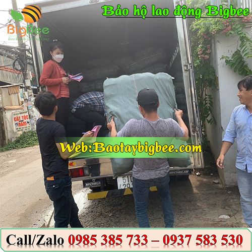 >>Hình ảnh nhân viên Thu Hồng soạn đơn bao tay đi giao cho khách >>Hình ảnh nhân viên Thu Hồng soạn đơn bao tay đi giao cho khách