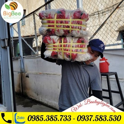 >Thu Hồng giao 400 đôi bao tay nhúng nhựa cho khách< >Thu Hồng giao 400 đôi bao tay nhúng nhựa cho khách<