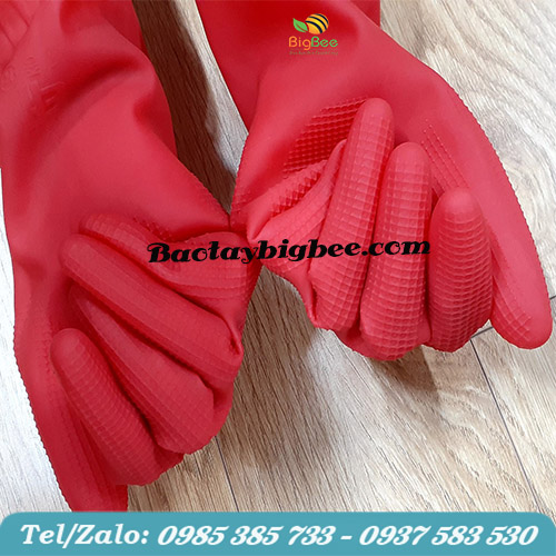 Mang bao tay cao su khi giặt quần áo, rửa chén bát Mang bao tay cao su khi giặt quần áo, rửa chén bát