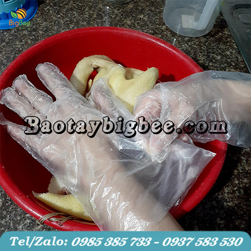 Dùng găng tay khi trộn thức ăn Dùng găng tay khi trộn thức ăn