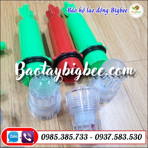 Đèn nhựa chớp nháy cảnh báo trên biển. Đèn nhựa chớp nháy cảnh báo trên biển.