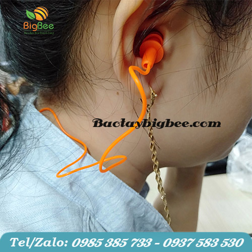 Đeo nút bịt tai có tác dụng giảm cường độ âm. Đeo nút bịt tai có tác dụng giảm cường độ âm.