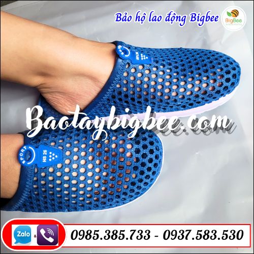 Dép bít mũi nhựa dẻo, thiết kế lỗ thông hơi thoáng khí. Dép bít mũi nhựa dẻo, thiết kế lỗ thông hơi thoáng khí.