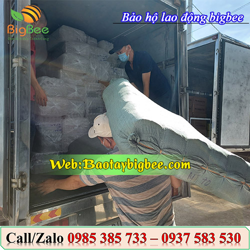 Nhân viên soạn đơn hàng bao tay - đồ bảo hộ để đi giao