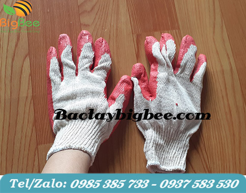 Mặt trên của bao tay len cotton nhúng nhựa màu đỏ. Mặt trên của bao tay len cotton nhúng nhựa màu đỏ.