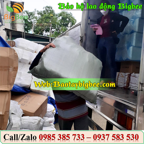 <Nhân viên Thu Hồng soạn hàng đi giao cho khách>