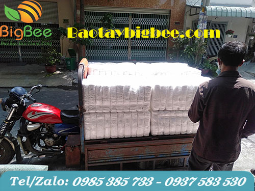 Hình ảnh giao găng tay cotton trắng cho khách hàng. Hình ảnh giao găng tay cotton trắng cho khách hàng.