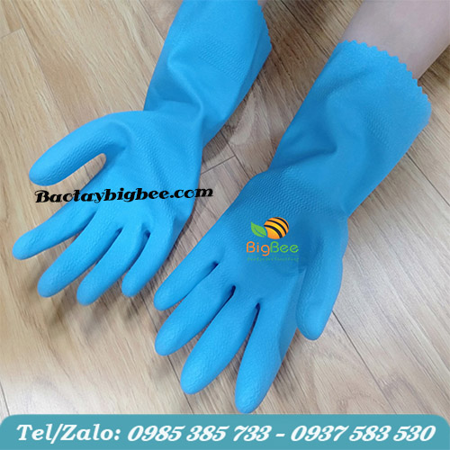 Mang găng tay cao su khi chế biến thực phẩm Mang găng tay cao su khi chế biến thực phẩm