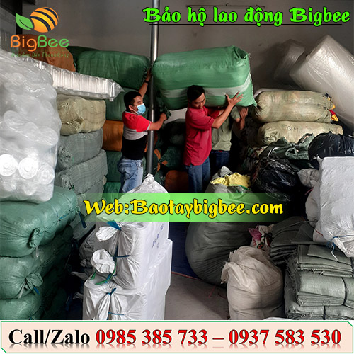 >Nhân viên Thu Hồng giao áo mưa cho khách< >Nhân viên Thu Hồng giao áo mưa cho khách<