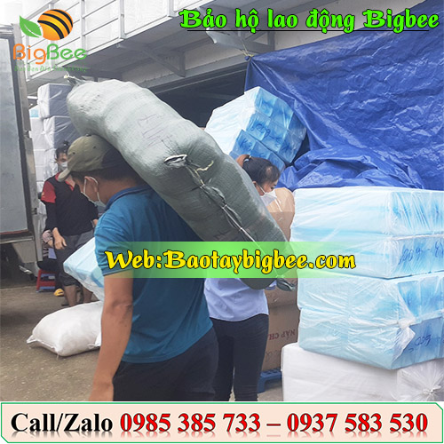 <Nhân viên Thu Hồng soạn hàng đi giao cho khách>