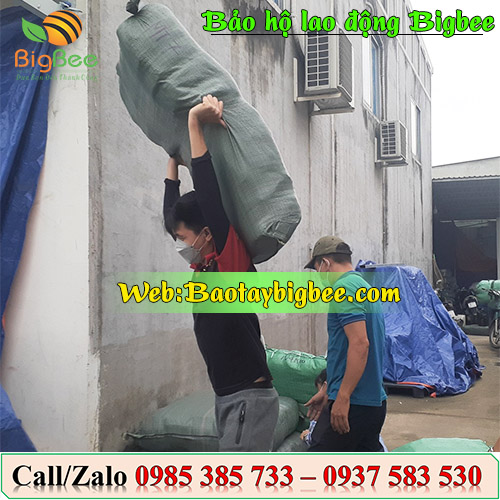 <Nhân viên Thu Hồng soạn hàng đi giao cho khách>