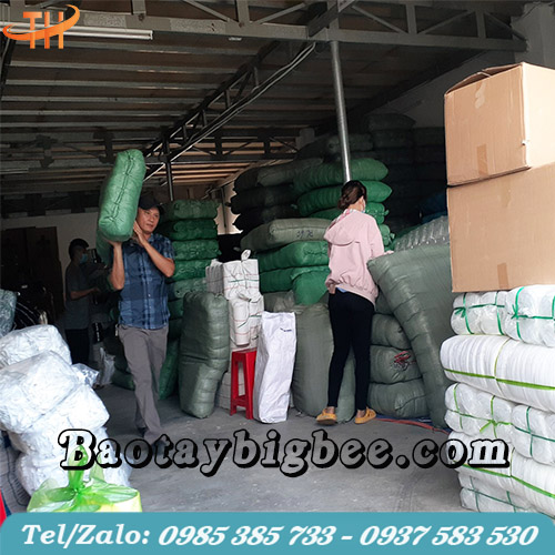 Nhân viên Thu Hồng soạn hàng đi giao cho khách Nhân viên Thu Hồng soạn hàng đi giao cho khách