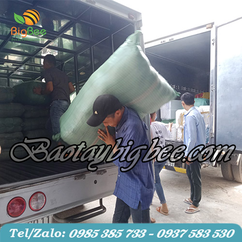 Nhân viên giao hàng nhanh chóng, chính xác Nhân viên giao hàng nhanh chóng, chính xác